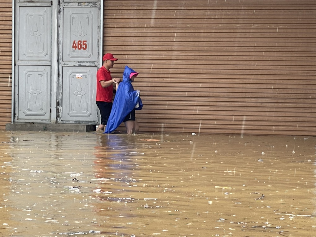 TP Lào Cai nước ngập ngang bụng, người dân bơi phao trên phố - 7 TP Lào Cai nước ngập ngang bụng, người dân bơi phao trên phố - 7