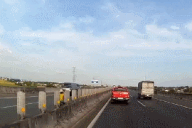 Chở theo con nhỏ, người phụ nữ vẫn chạy xe máy ngược chiều trên đường cao tốc