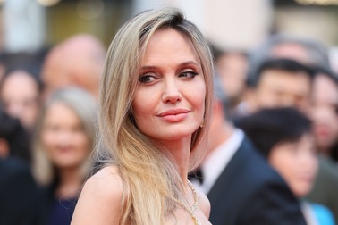 Angelina Jolie đẹp dịu dàng như nàng thơ tại LHP Cannes 2025