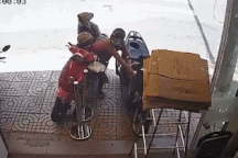 Dân mạng phẫn nộ với người phụ nữ giở trò trộm cắp dù đang đi cùng con nhỏ