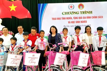 Phó Chủ tịch nước tặng quà đến trẻ em và gia đình chính sách tại Quảng Nam