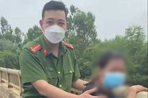 Con trai khóc lóc xin mẹ đừng nhảy cầu tự tử