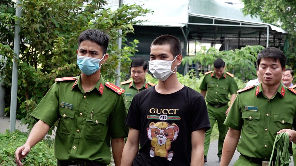Bị chê có dao không dám đâm ai, thanh niên đâm chết bạn nhậu - 2 Bị chê có dao không dám đâm ai, thanh niên đâm chết bạn nhậu - 2