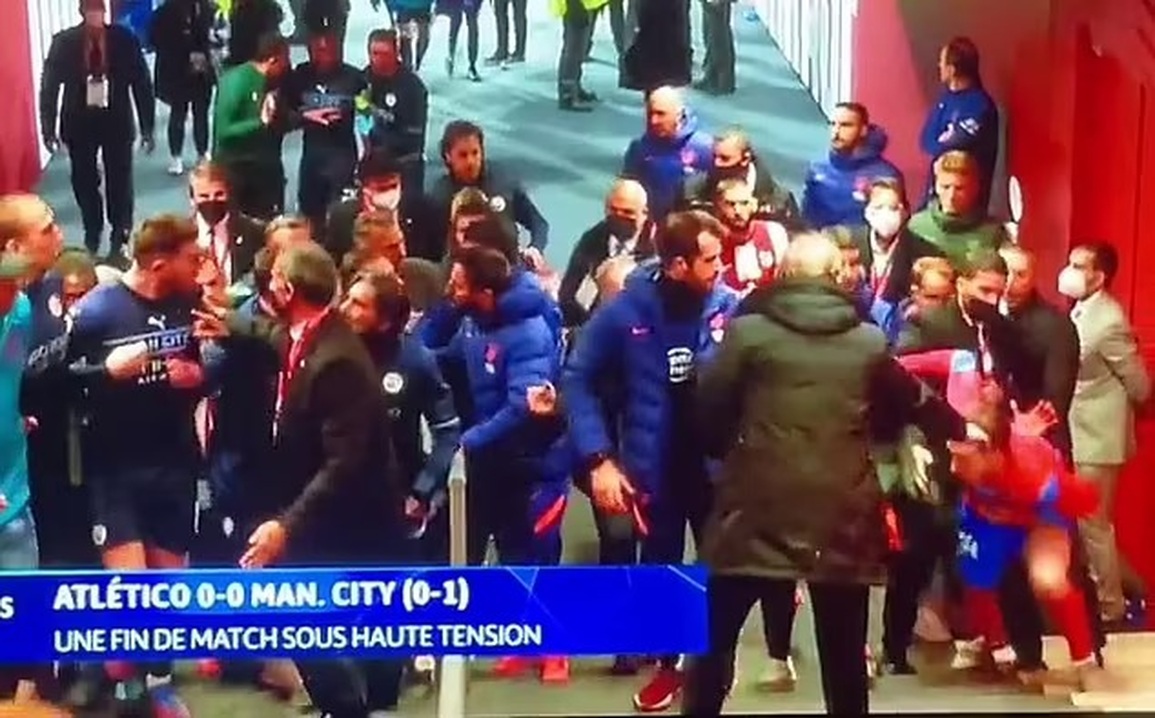 HLV Pep Guardiola bị ném mưa chai, cầu thủ Man City loạn đả với Atletico - 5 HLV Pep Guardiola bị ném mưa chai, cầu thủ Man City loạn đả với Atletico - 5