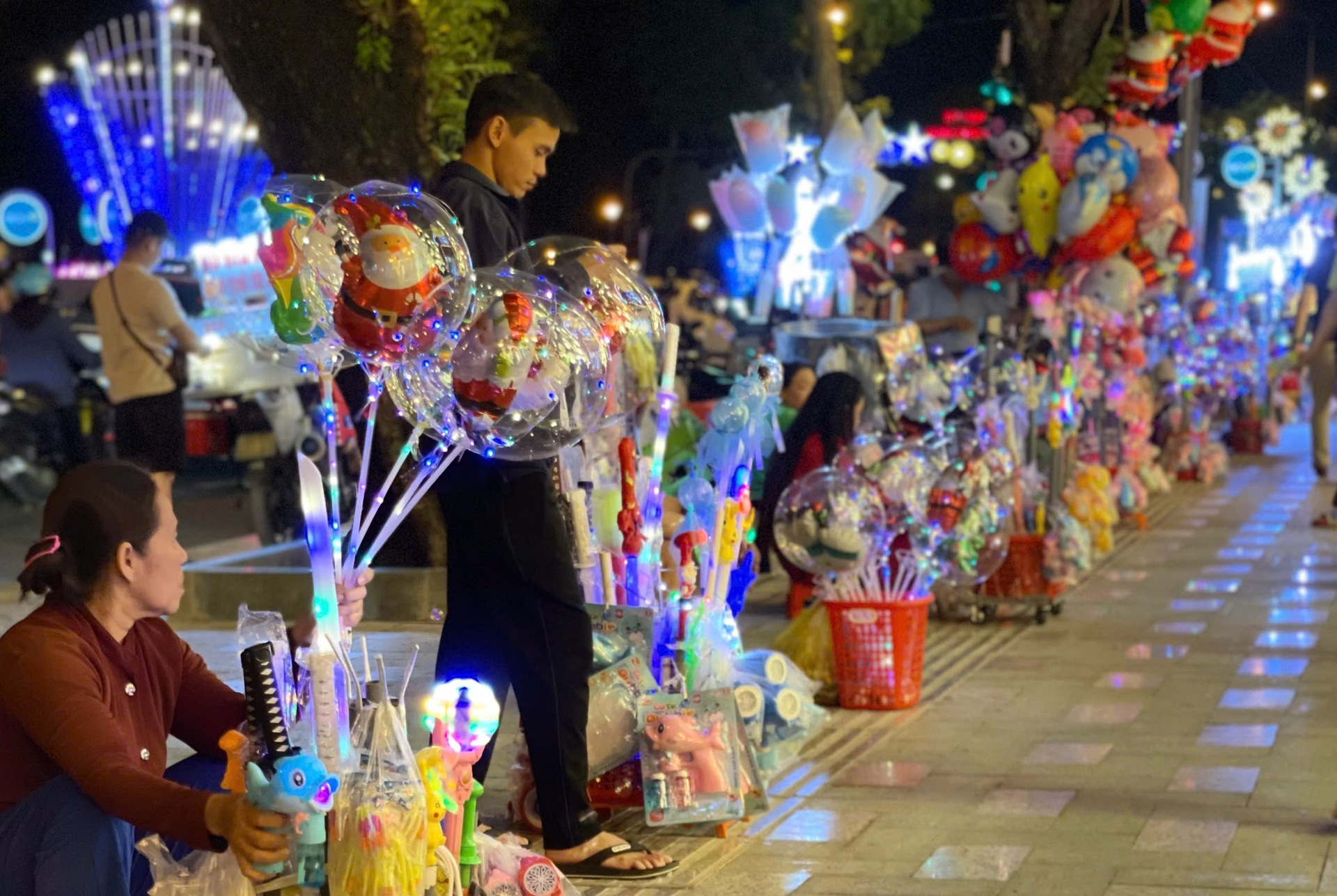 TPHCM rực rỡ sắc màu Giáng sinh sớm, giới trẻ đổ xô sống ảo - 8