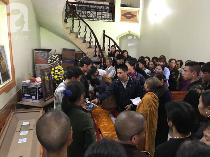 Vụ xe khách đâm vào đoàn người đưa tang khiến 7 người chết: Mẹ tài xế đến từng nhà xin lỗi và cầu mong tha thứ - Ảnh 3. Vụ xe khách đâm vào đoàn người đưa tang khiến 7 người chết: Mẹ tài xế đến từng nhà xin lỗi và cầu mong tha thứ - Ảnh 3.