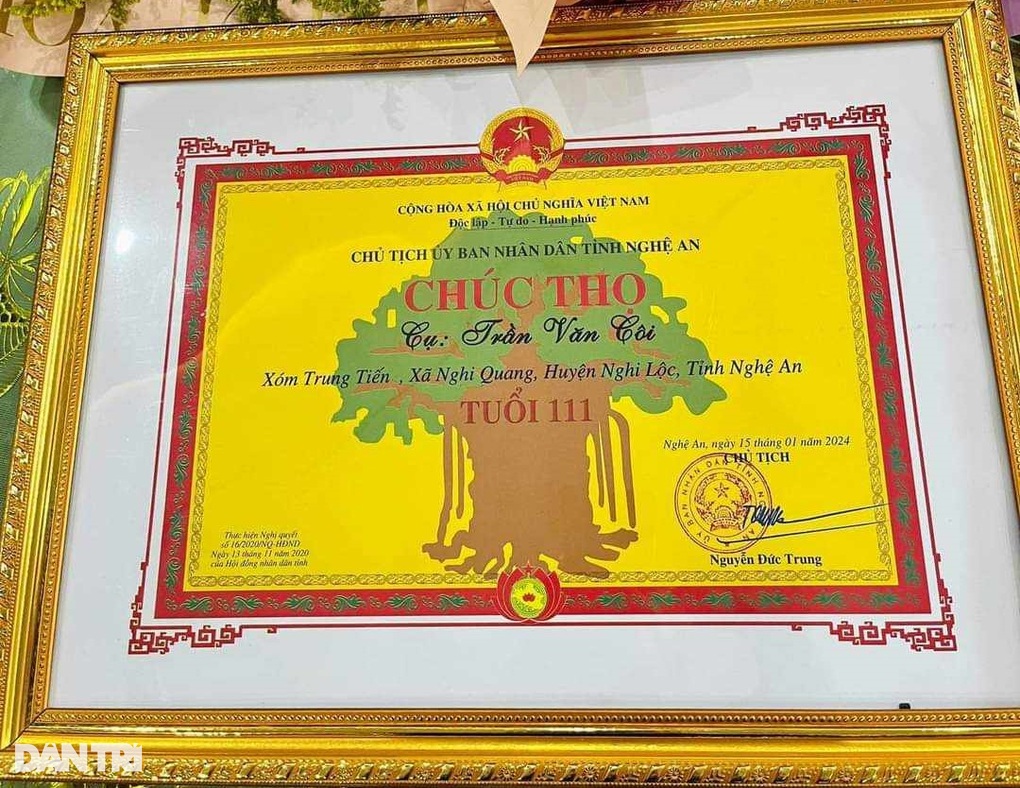 Cụ ông 111 tuổi vẫn ăn hết cả chiếc bánh chưng, luôn hành động lạ - 3 Cụ ông 111 tuổi vẫn ăn hết cả chiếc bánh chưng, luôn hành động lạ - 3