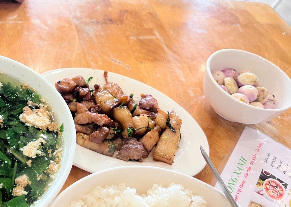 “Bữa cơm bình dân” 400.000 đồng ở Hạ Long gây tranh cãi - 2