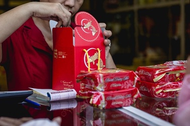 Cận Trung thu, người Hà Nội xếp hàng dài để mua bánh nướng, bánh dẻo