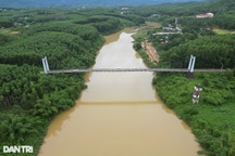 Bất an khi đi qua cầu treo 23 năm tuổi rệu rã, xuống cấp