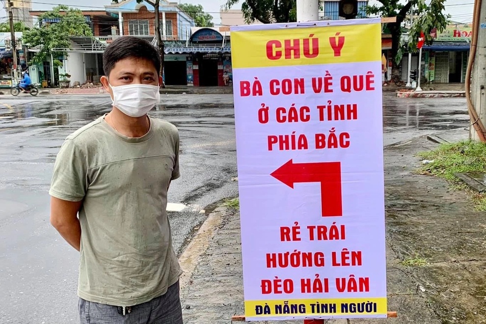 Người Đà Nẵng đội mưa treo biển hướng dẫn đường người dân về quê - 1 Người Đà Nẵng đội mưa treo biển hướng dẫn đường người dân về quê - 1