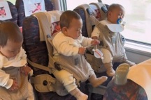 3 em bé được bố "treo" lên ghế tàu cao tốc không quấy khóc gây sốt mạng