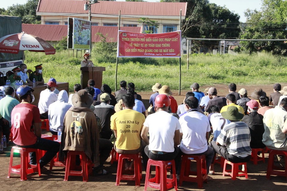 Hàng trăm người dân lái xe công nông đi gắn biển phản quang - 1 Hàng trăm người dân lái xe công nông đi gắn biển phản quang - 1