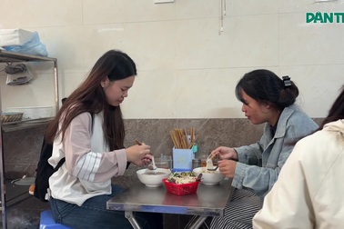 Quán bún ở Hà Nội giá 20.000 đồng/bát, chủ khẳng định chỉ lãi 2.500 đồng