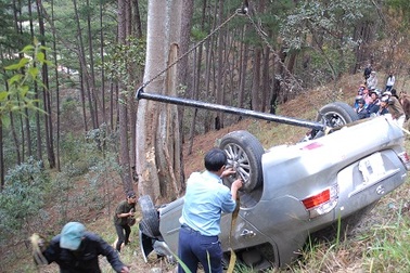 Ô tô “phi” xuống vực, 4 người trọng thương