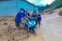 Hàng nghìn người dân đang bị cô lập, chia cắt do mưa lũ