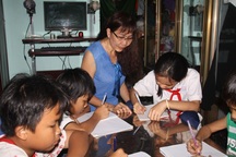 Cảm phục người phụ nữ 8 năm dạy chữ miễn phí cho trẻ em bán vé số