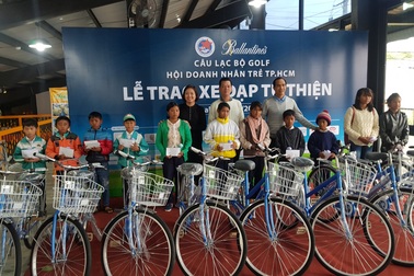 CLB Golf hội Doanh nhân trẻ TPHCM trao 100 xe đạp tại Lâm Đồng