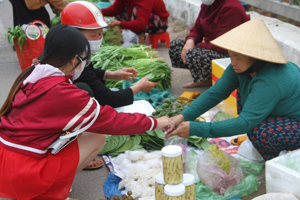 Vạn người du xuân phiên chợ độc nhất Bình Định họp duy nhất vào mùng 1 Tết - 1 Vạn người du xuân phiên chợ độc nhất Bình Định họp duy nhất vào mùng 1 Tết - 1