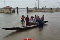 Đò chở đoàn đi cứu trợ bị chìm, 6 người rơi xuống vùng nước sâu