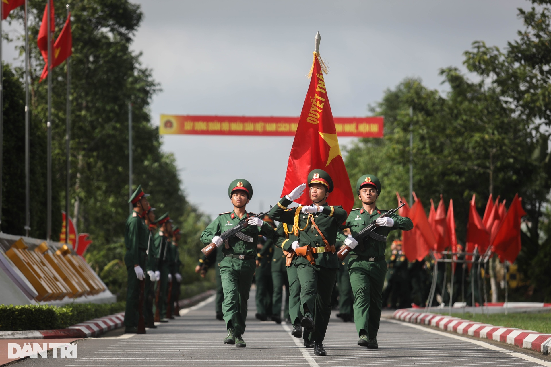 Hai anh em sinh đôi cùng tuyên thệ chiến sĩ mới dưới Quân kỳ Quyết thắng - 8 Hai anh em sinh đôi cùng tuyên thệ chiến sĩ mới dưới Quân kỳ Quyết thắng - 8