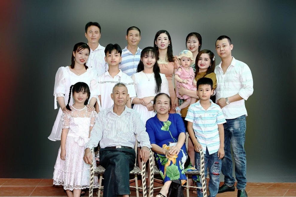 Xúc động hình ảnh người cha trước lúc đi xa tặng quà động viên con cháu - 3 Xúc động hình ảnh người cha trước lúc đi xa tặng quà động viên con cháu - 3
