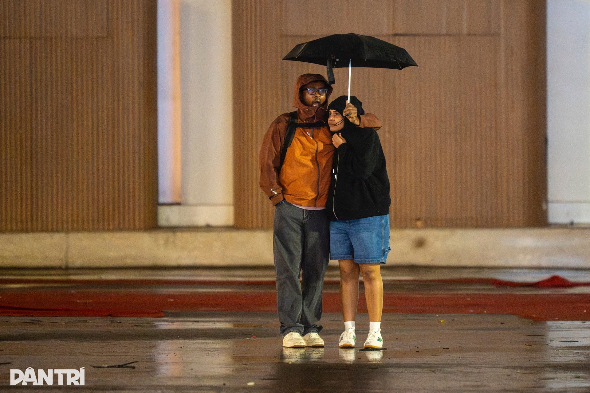 Hà Nội rét 13 độ C, khách du lịch nước ngoài đổ xô đi mua áo ấm - 3 Hà Nội rét 13 độ C, khách du lịch nước ngoài đổ xô đi mua áo ấm - 3