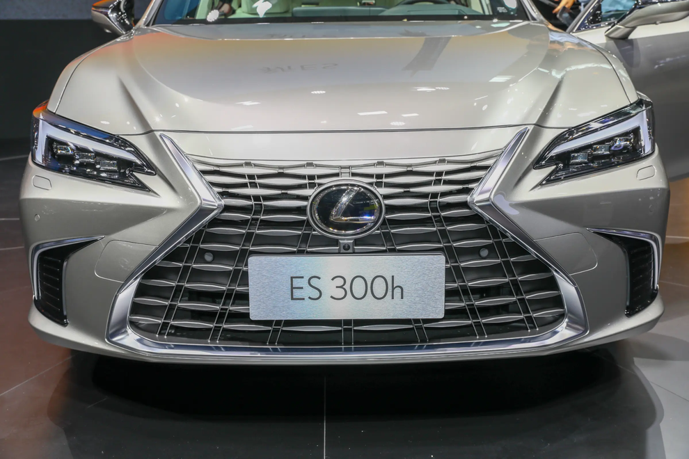 Lexus ES 2025 ra mắt, sedan hạng sang thêm công nghệ để hút khách hàng trẻ? - 2