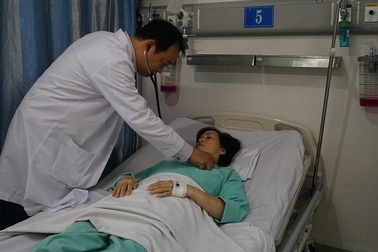 Hy hữu ca bệnh bị cửa tự động ép vào tường