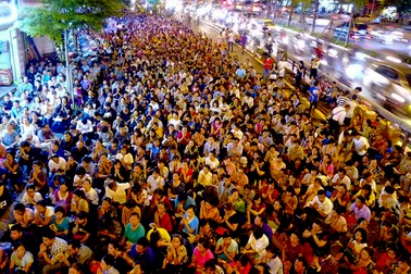 Hà Nội: Hàng nghìn người ngồi kín lòng đường dự lễ Vu Lan