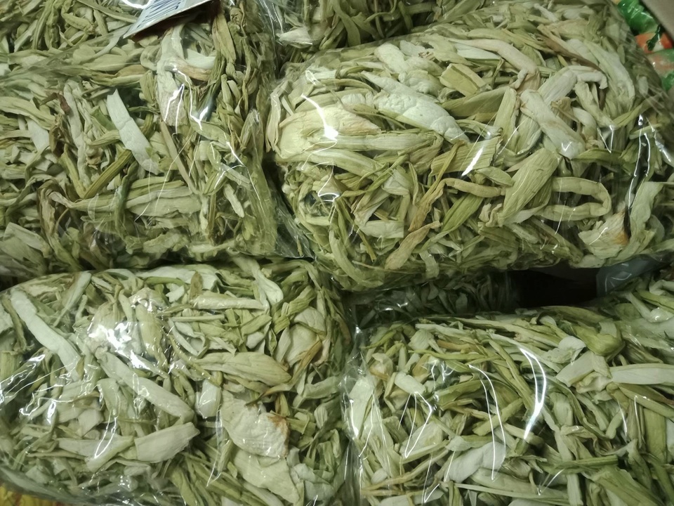Dọc mùng sấy khô thành đặc sản nơi phố thị, hét giá 300.000 đồng/kg - 1 Dọc mùng sấy khô thành đặc sản nơi phố thị, hét giá 300.000 đồng/kg - 1