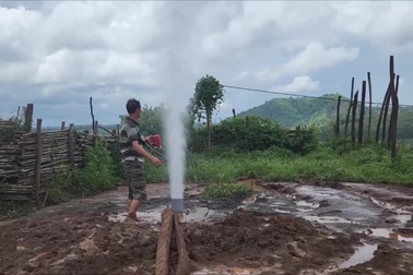 Giếng khoan bất ngờ phun cột nước và khí cao hơn 10m sau động đất