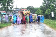 Người phụ nữ bị cây đổ đè tử vong ở Hà Nội: Dòng người đội mưa đẩy xe tang