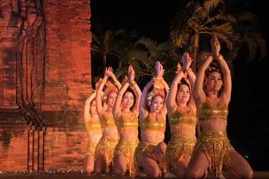 Lung linh, huyền ảo trong đêm hội tháp Đôi