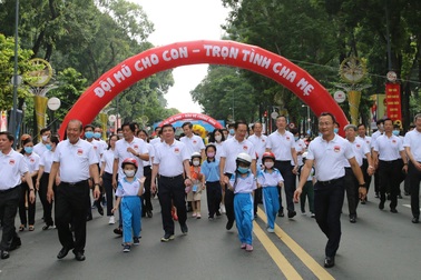 Chủ tịch TPHCM: Phấn đấu đến cuối năm có 80% trẻ em đội mũ bảo hiểm