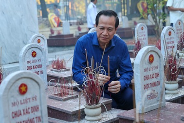 Bộ trưởng Đào Ngọc Dung dâng hương tưởng niệm các anh hùng liệt sỹ tại Huế