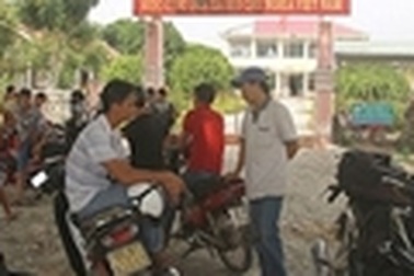 Gây rối tại trụ sở Công an xã để lấy xe vi phạm