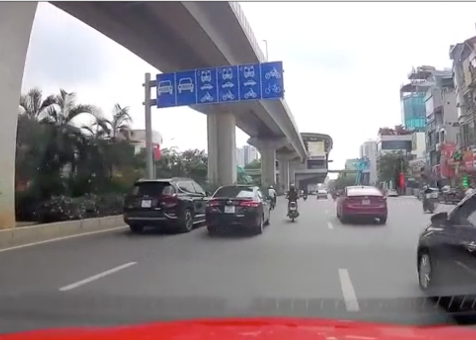 Ô tô gây bức xúc vì quật ngã người đi xe máy rồi bỏ chạy - 1 Ô tô gây bức xúc vì quật ngã người đi xe máy rồi bỏ chạy - 1