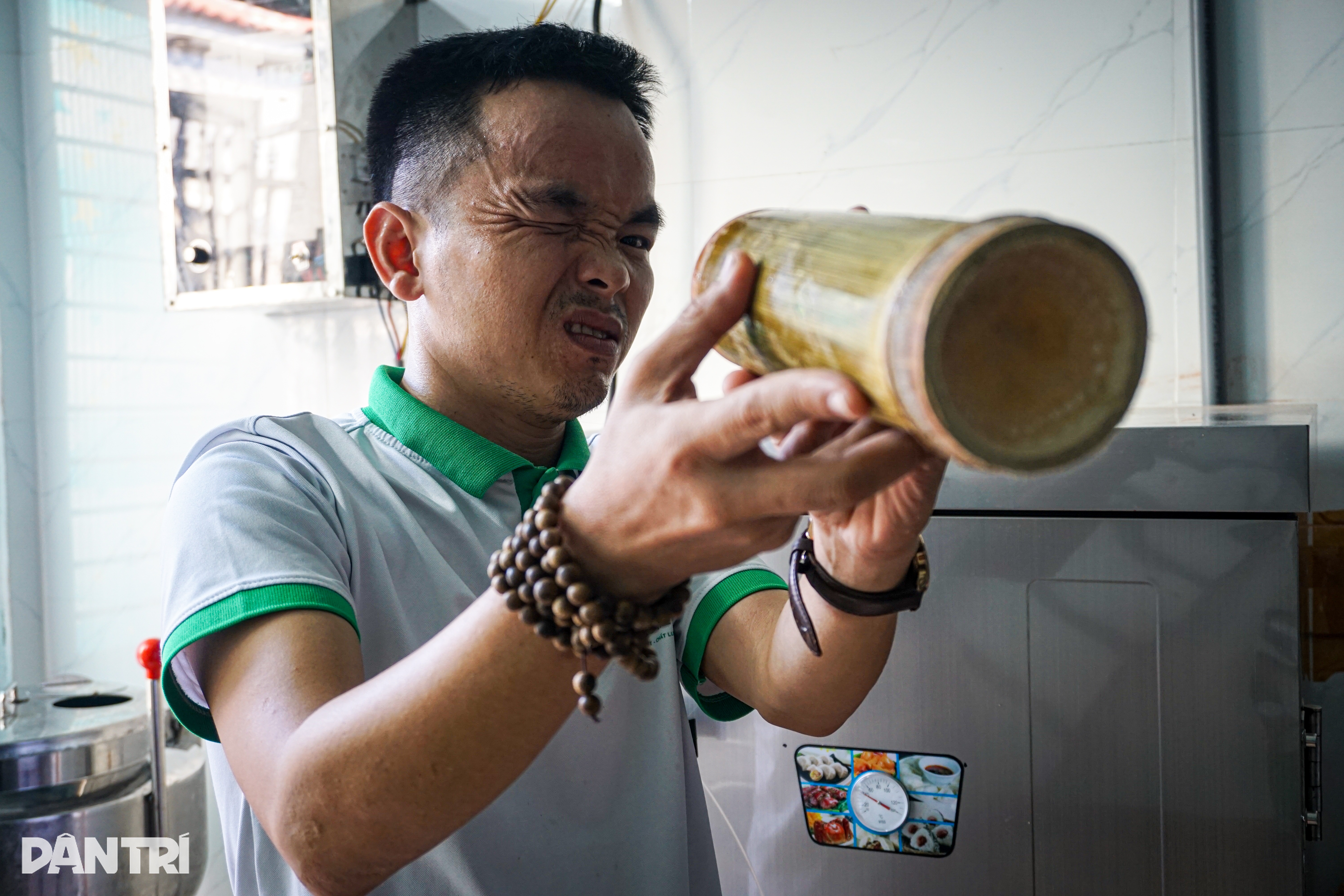 Chàng trai bỏ cả tỷ đồng để bắt con tôm chui vào ống tre - 4 Chàng trai bỏ cả tỷ đồng để bắt con tôm chui vào ống tre - 4