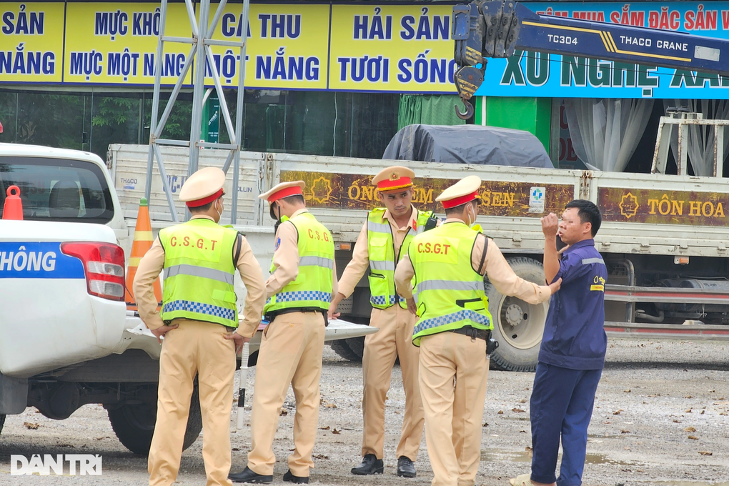 Tài xế không nhường đường cho xe ưu tiên, gọi điện cầu cứu khi bị xử lý - 2 Tài xế không nhường đường cho xe ưu tiên, gọi điện cầu cứu khi bị xử lý - 2