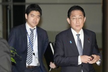 Con trai Thủ tướng Nhật Bản từ chức vì chụp ảnh không phù hợp