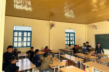 Trường vừa khánh thành, dự án cùng "cha đẻ" Nuôi em lại kêu gọi xây mới