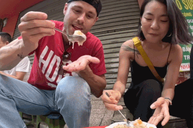 Khách Tây vượt 1.600km ra Hà Nội chỉ để ăn món này, liên tục khen ngon