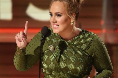 Adele “phản pháo” khi bị so sánh với công chúa chằn tinh