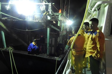 Cứu hộ 9 thuyền viên tàu cá sắp chìm trên vùng biển Nghệ An - Hà Tĩnh