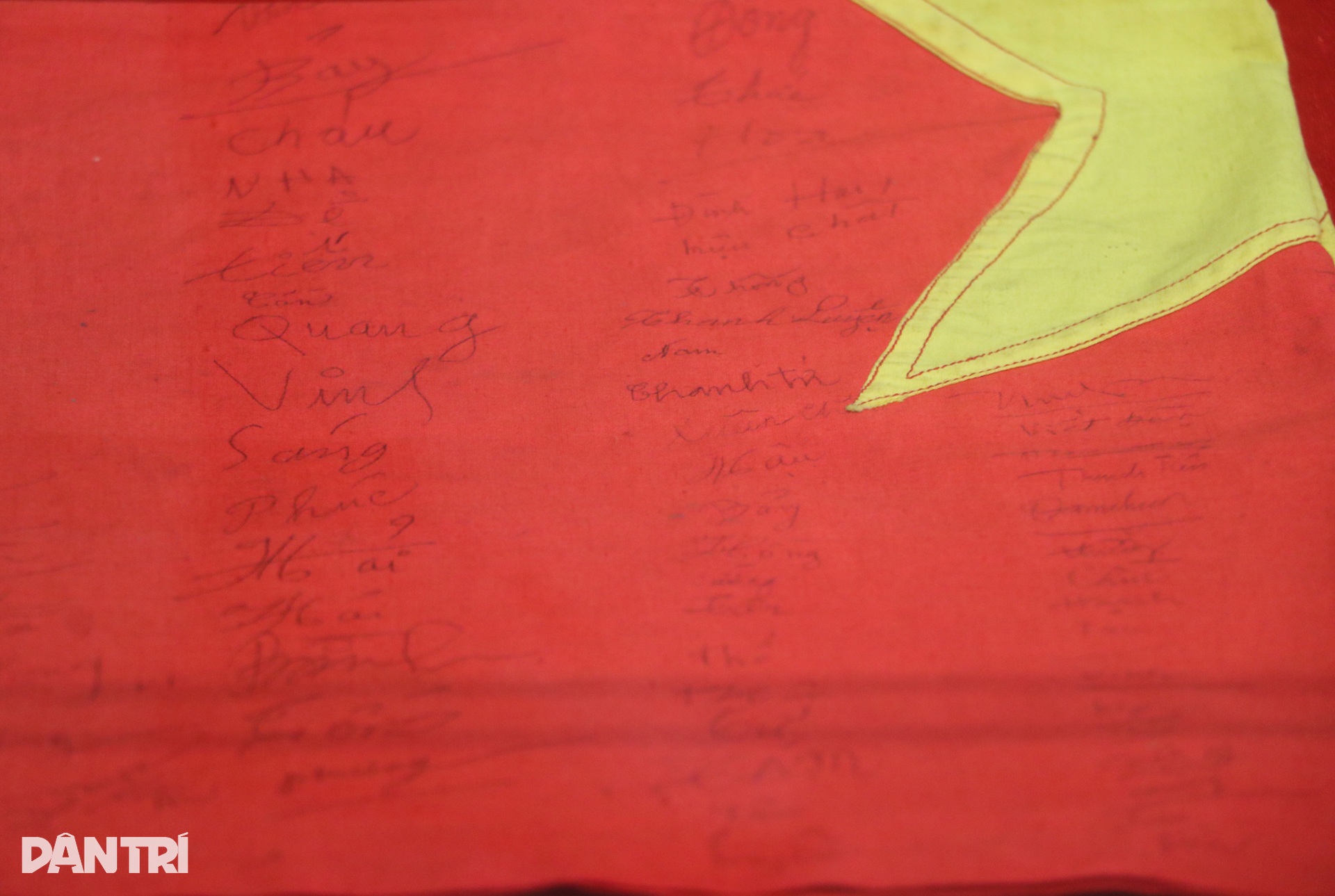 Lá cờ nhuộm bằng máu, được bảo vệ hơn cả tính mạng - 5 Lá cờ nhuộm bằng máu, được bảo vệ hơn cả tính mạng - 5