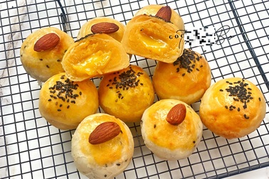 Sợ bánh Trung Quốc, chị em bỏ tiền học làm bánh trung thu trứng chảy