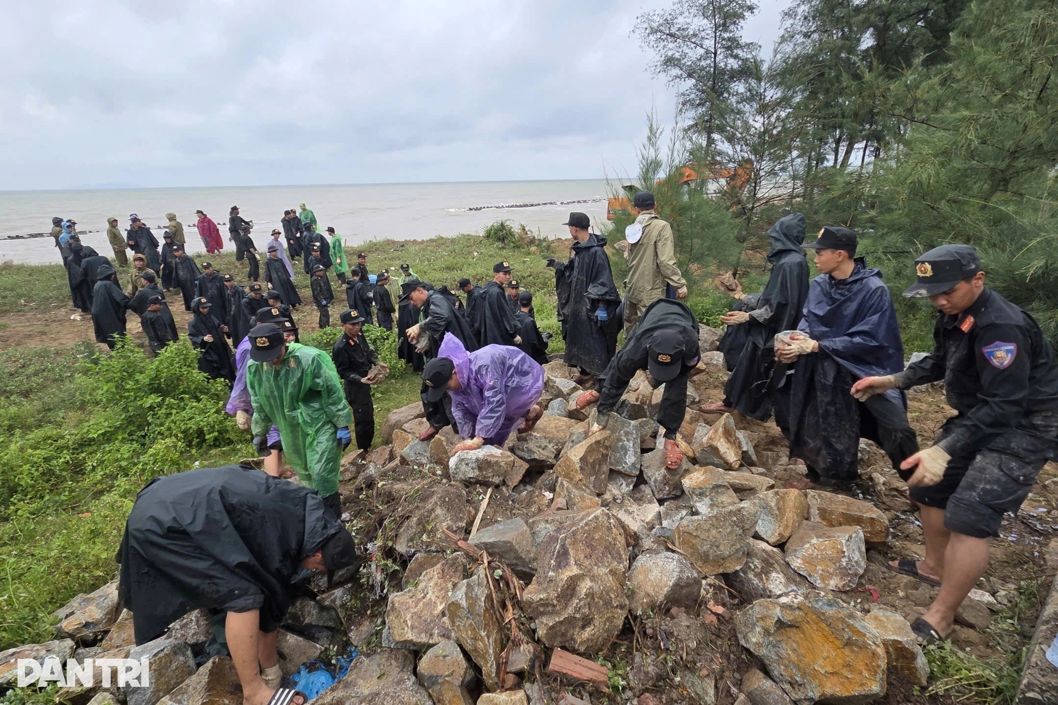 Hàng trăm chiến sĩ công an, biên phòng dầm mưa vác đá, cõng đất gia cố đê - 7