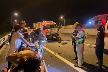 Giải cứu tài xế mắc kẹt trong cabin xe tải trên cao tốc Hà Nội - Hải Phòng