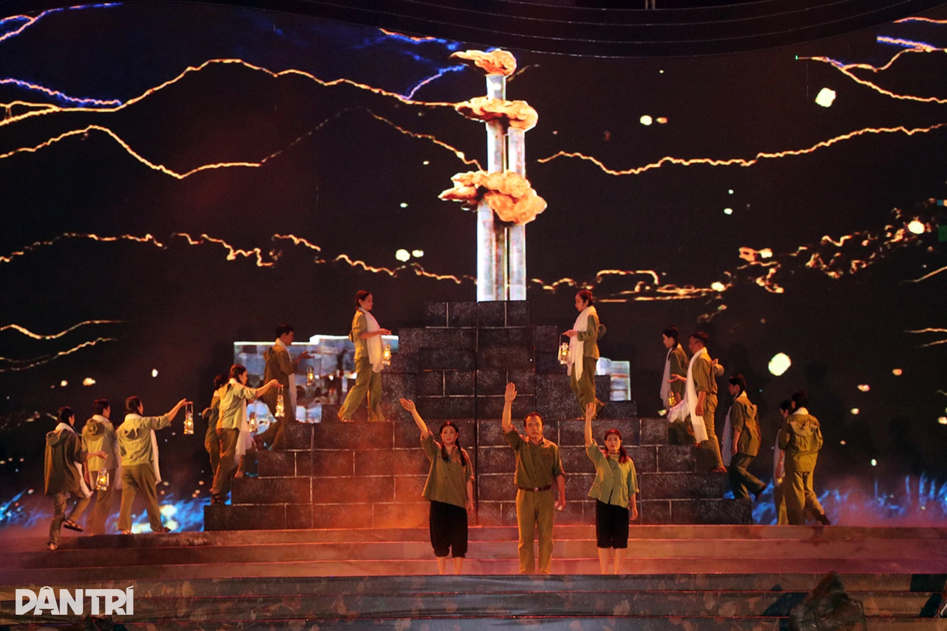 Bình minh thao thức - vở kịch xúc động về những người làm nên huyền thoại - 10